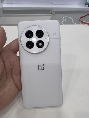 OnePlus 13 12GB+256GB 6.82 in CN Version Dual SIM GSM 5G Unlocked White Used - Image 1 of 4