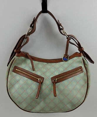 Bolso de hombro Hobo mediano de lona Dooney & Bourke Signature verde claro Foto 1 de 4