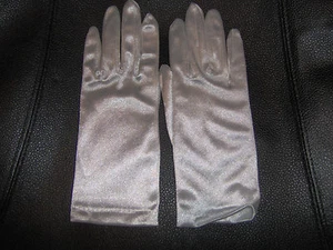 NIP CHILDS WHITE SATIN GLOVES COMMUNION WEDDING PAGEANT SPECIAL OCCASION 1 LEFT! - Picture 1 of 2