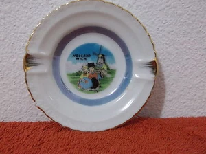 VINTAGE SOUVENIR PORCELAIN HOLLAND MI ASH TRAY w/ SCENE WILDMILL & BOY & GIRL. - Picture 1 of 1
