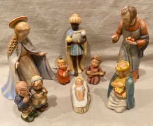 Set di 8 presepe vintage Goebel Hummel #214 ~ GESÙ/Maria/Giuseppe/2 saggi... e altro - Foto 1 di 23