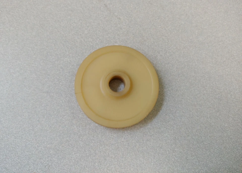 VERY NICE GENUINE PORSCHE 914 914-6 CLUTCH CABLE DEFLECTION ROLLER NYLON WHEEL - Image 1 of 3