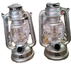 Set 2 Lanterne Vintage Olde Brooklyn Argento Dimmerabili Cottage Core Usa Batterie - Foto 1 di 6