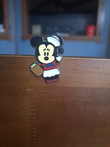 Prendedor comercial Disney 2008 personaje de Disney Cruise Line Minnie Mouse con portapapeles - Imagen 1 de 2