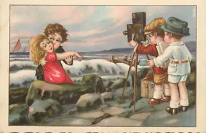 Artista italiano dibujado niños pareja amantes posando ante cámara c.1920 - Imagen 1 de 2