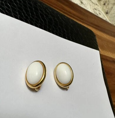 Pendientes con clip Trifari firmados en tono blanco/oro Foto 1 de 4