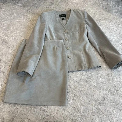 Conjunto Blazer y Falda Danier Gamuza Verde Talla Pequeña/Talla 6 Foto 1 de 4