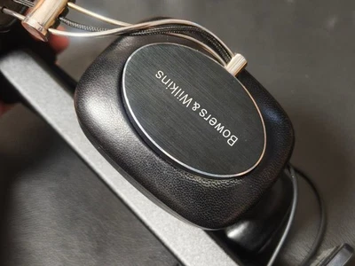 Bowers & Wilkins P7 Black Wired Over Ear Headphones USED - Image 1 of 4