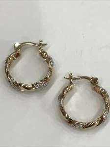 Pendientes de aro de plata de ley con diseño torcido amarillo pulido con blanco de 18 mm - Imagen 1 de 6
