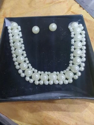 Juego de regalo collar pendientes nacarados simulados Avon Foto 1 de 4