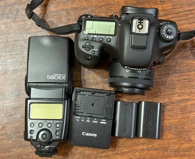 Фотоаппарат Canon 7D Mark II с объективом 50 мм и вспышкой - Изображение 1 из 4