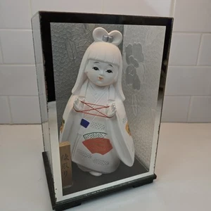 Geisha japonesa vintage niña grande en estuche sarga grabada en pergamino 9"hx6"wx5"d - Imagen 1 de 15