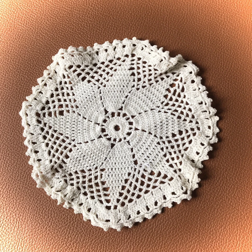 NAPPERON ROND VINTAGE BRODÉ MAIN CENTRE DE TABLE EN CROCHET - Photo 1/1