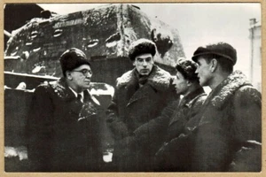 S.Marshak, Kukryniksy artists at Tank in 1942  Russian photo postcard - Picture 1 of 2