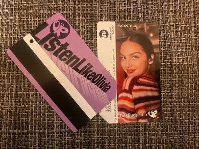 Tarjeta de Olivia Rodrigo NYC Nueva York Metrocard usando sus LinkBuds violeta firma Foto 1 de 4