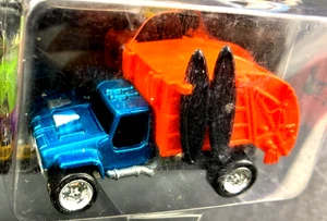 Johnny Lightning Garbage Truck Limited Surf Boards Wacky Limited Diecast 1:64 PP - Picture 1 of 3