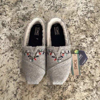 Tom Women’s Christmas Lights Embroidery Slippers Size 7 - Imagem 1 de 4