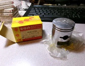 1966-70 SUZUKI T20 TC250 PISTON 1 MM OVERSIZED NOS 12110-11730 12110-33004-100 - Picture 1 of 6