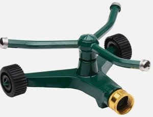 Aspersor giratorio de metal Melnor; giratorio de 3 brazos con base con ruedas, verde - Imagen 1 de 3