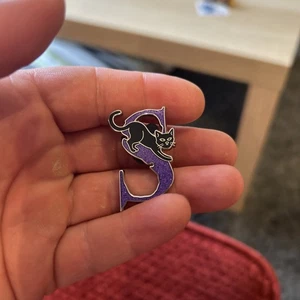 Disney Hocus Pocus Mystery Pin Binx 2025 como gato negro letra S LR - Imagen 1 de 3