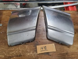 OEM 1983-89 Pontiac Safari y Parisienne guardabarros delantero par de molduras inferiores - Imagen 1 de 2
