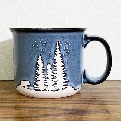 Зимняя кофейная кружка Pine Tree Forest 13 унций рождественское тиснение праздничная морозно-синяя - Изображение 1 из 4