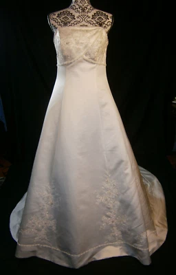 Venus 12 Wedding Dress Ivory Ballgown Lace Pearls Strapless Train Buttons Pretty - Image 1 of 4