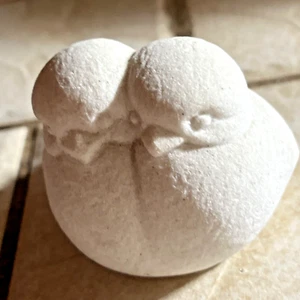 Estatuilla de arte de piedra MarBell Bélgica ""Two Chicks - Imagen 1 de 10