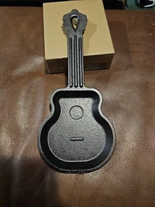 Cracker Barrel Gusseisen Gitarre Pfanne/Pfanne Lodge Löffelablage - Bild 1 von 5