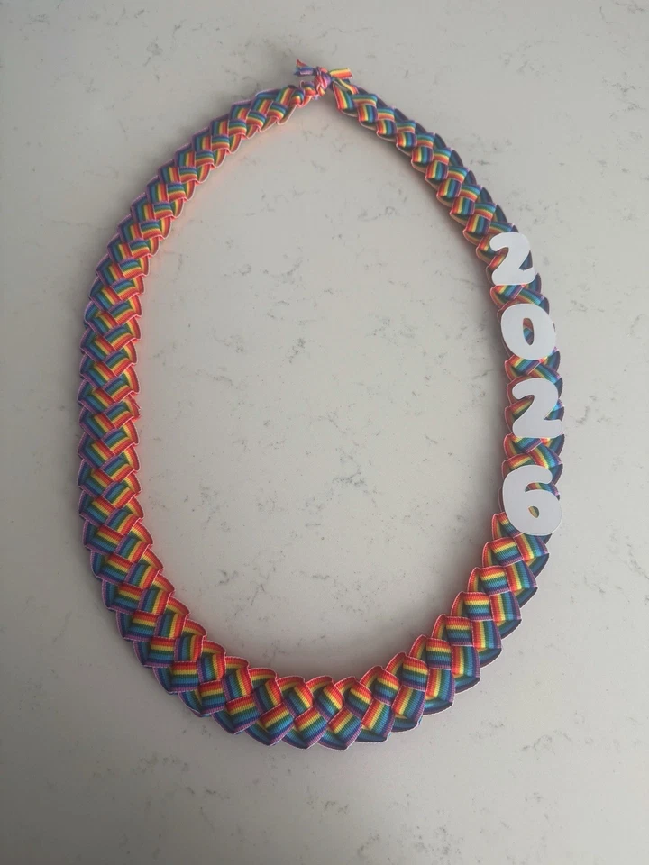 Rainbow Pride Grosgrain Lei con año Foto 1 de 1
