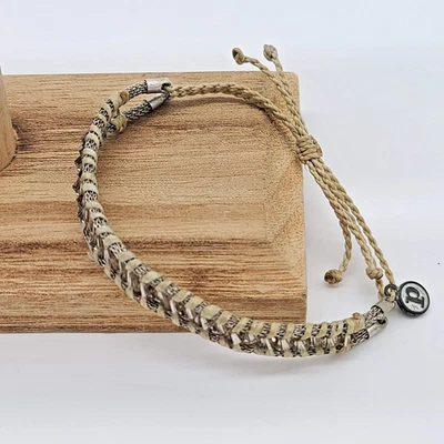 Pulsera Pura Vida Taupe - Malla de Plata y Acentos de Cristal, Etiqueta P de Hierro Foto 1 de 4