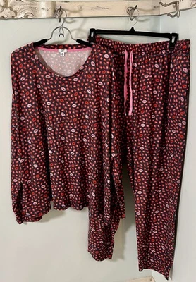 Conjunto de pijama Crown & Ivy para mujer 4X rosa rojo gris estampado de labios manga larga elástico usado en excelente estado Foto 1 de 4