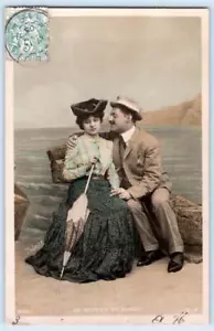 1910er RPPC HANDFARBIGE ROMANTISCHE PAAR RÜCKKEHR DES VERLOBTEN FRANZÖSISCHE POSTKARTE - Bild 1 von 2