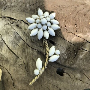 Juliana weiß Milchglas Blume Gänseblümchen langer Stiel Blätter Brosche Anstecknadel Braut Vintage Retro - Bild 1 von 7