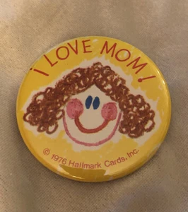 Vintage Pinback Pin Button Hallmark Karten 1976 I LOVE MOM Childish Drawing - Bild 1 von 2