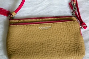 COACH CAMEL TAN PINK LEATHER CREDIT CARDS ZIP WRISTLET BAG  - Picture 1 of 8