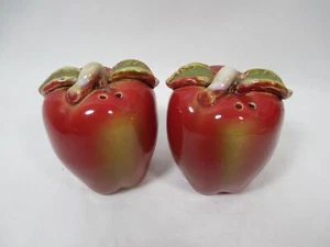 Vintage Pair Ceramic Red Apples Salt Pepper Shakers Country Fruit Mid Century - Picture 1 of 1