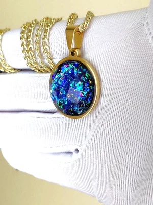 Colgante de ópalo: Royal Blue Fire 20 mm resina ópalo en acero inoxidable GP de 18 quilates Foto 1 de 4