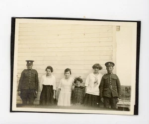 Soldados canadienses en uniforme militar antigua foto de la Primera Guerra Mundial - Imagen 1 de 3