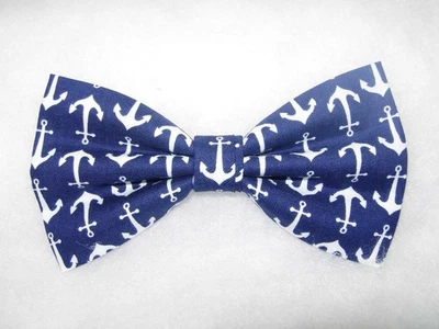 Pajarita náutica, anclas blancas en azul marino, navegación, vela, pajarita preatada Foto 1 de 3