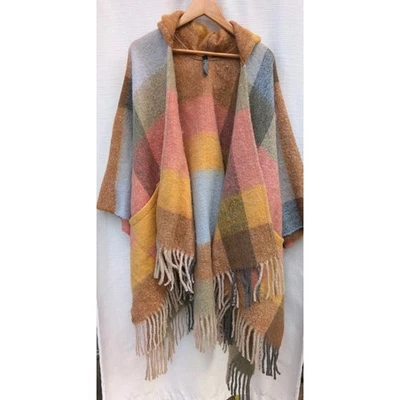 Poncho para mujer Lane Bryant con capucha frente abierto talla única cuadros búfalo acogedor relajado Foto 1 de 4