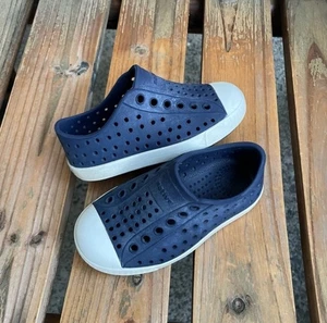 Native Jefferson marineblaue Slipper Größe 7C Baby Kleinkind Kinder wasserdicht - Bild 1 von 16