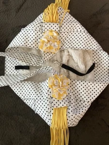 Susan Lanci Polka Dot Fransen Kuscheltrage mit Tinki’s Gartenblumen - Bild 1 von 5