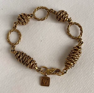 Bracciale Vintage Anne Klien Tono Oro Filo Twistato Cerchio Link Logo Leone Tag - Foto 1 di 4
