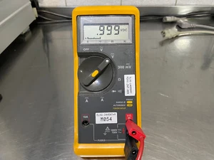 Fluke 73 MkII  3.5 Stellen  Digital Multimeter mit 6 Mon Garantie - Zdjęcie 1 z 18