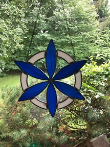 Tiffany Glaskunst Fensterbild, Fensterrose  königsblau mit weißen Segmenten - Bild 1 von 1