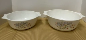 Vintage Pyrex Blue Iris Auflaufformen Schüsseln England 2 Stück - 8 Zoll & 9 Zoll - Bild 1 von 12