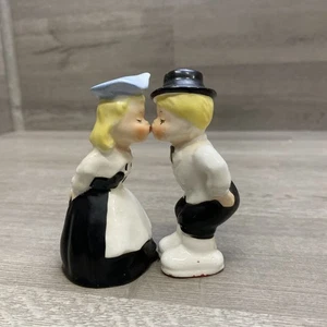Vintage Napco Salt & Pepper Shakers Kissing Couple 3.5" Hand PaintedJapan - Picture 1 of 12