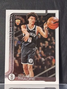 Baloncesto Topps Nolan Traore Brooklyn Nets 2025-26 #219 radiocontrol - Imagen 1 de 2