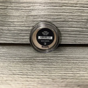 Bare Minerals QUEEN PHYLLIS Eye Shadow Color Loose Powder .02oz SEALED (D2) - Picture 1 of 3